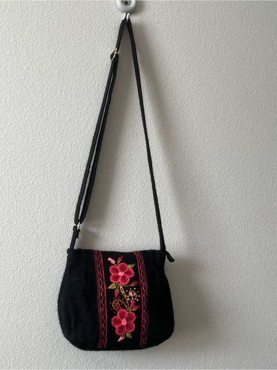 The Unbranded Brand Handbags - Peruvian embroidered crossbody shoulder bag.